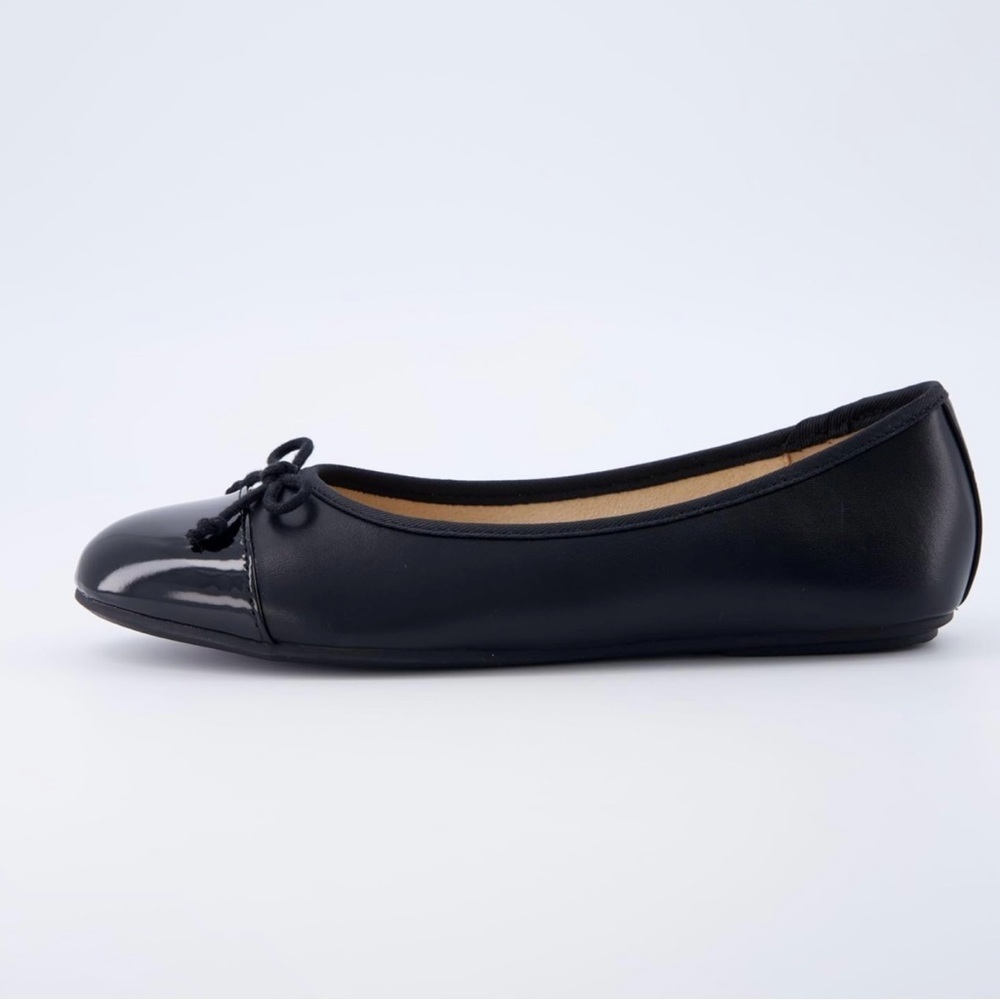CUSHIONAIRE Women's Cardi Cap Toe Bow Flat with +Memory Foam 8 WIDE WIDT…​​ - Picture 2 of 6